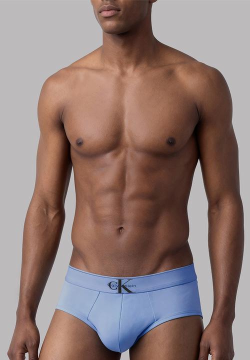 Calvin Klein - HIP BRIEF 3PK - BLACK W/ BLUE RIVER FOG/BLUE RIVER FOG W/ BLUE DESCENT/BLUE DESCENT W/ BLACK