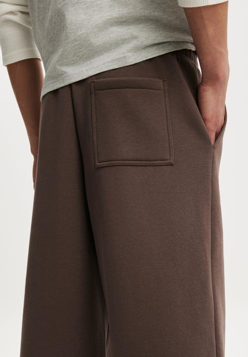 Cotton On - Super Baggy Track Pant - Washed Chocolate