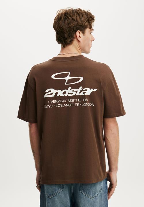 Cotton On - Everyday Fit Graphic T-shirt - Espresso/Everyday Aesthetics 