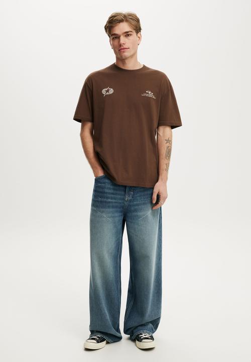 Cotton On - Everyday Fit Graphic T-shirt - Espresso/Everyday Aesthetics 