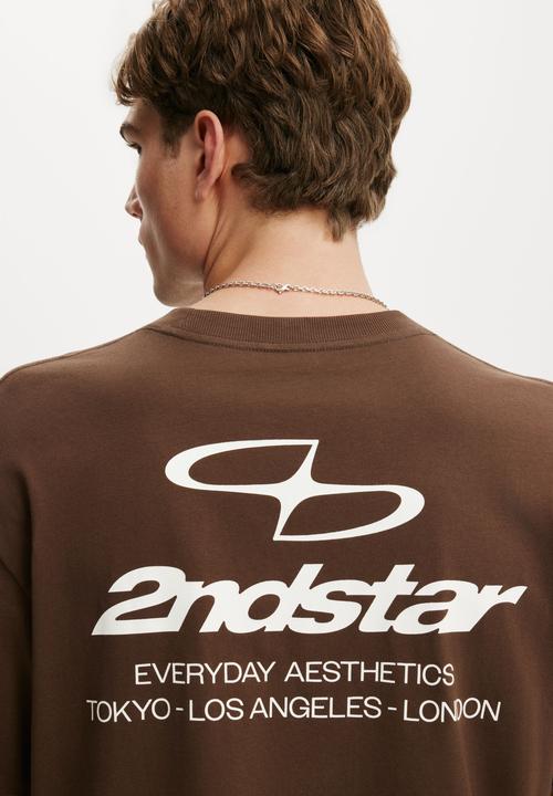 Cotton On - Everyday Fit Graphic T-shirt - Espresso/Everyday Aesthetics 
