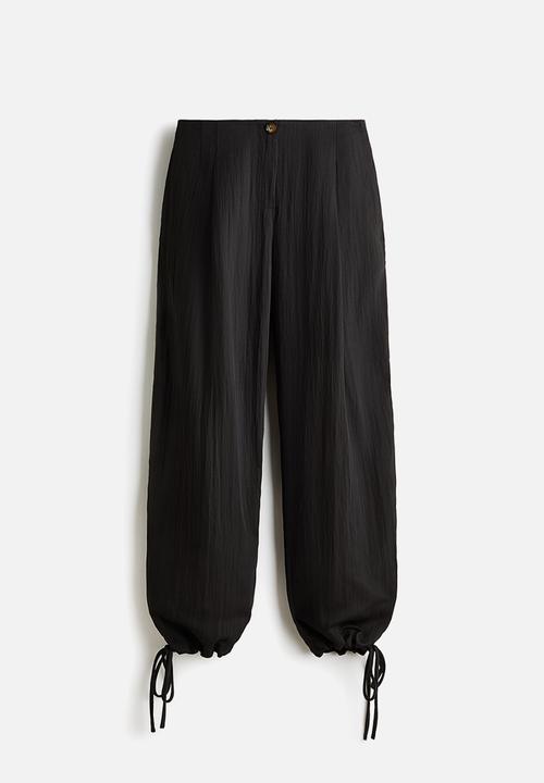 H&M - Crinkled barrel-leg trousers - dark grey