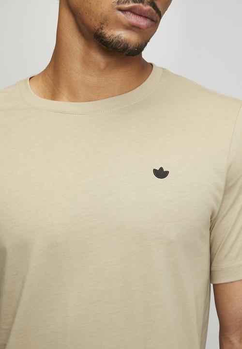 adidas Originals - ESS Tee  - KHAKI THREE
