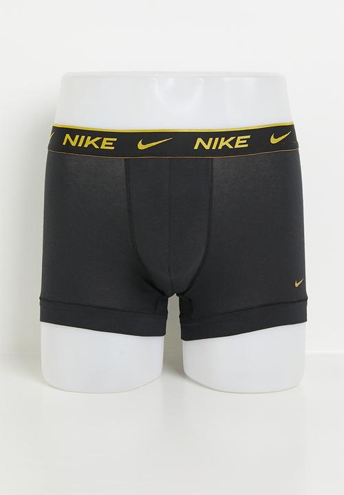 Nike - KE1008-Men's Dri-Fit Everyday Cotton Trunk 3 Pack - BLK UNI RED/WHEAT GLD/BLK HIG