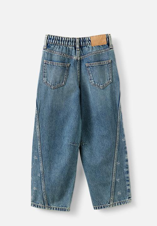 Cotton On - Unisex Super Barrel Leg Denim Jean - 90S Blue Haven Mid Blue/Mini Floral