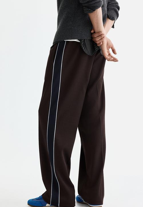 H&M - Relaxed fit track pants - brown/stripes