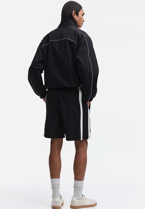 H&M - Regular fit track shorts - black/colour block