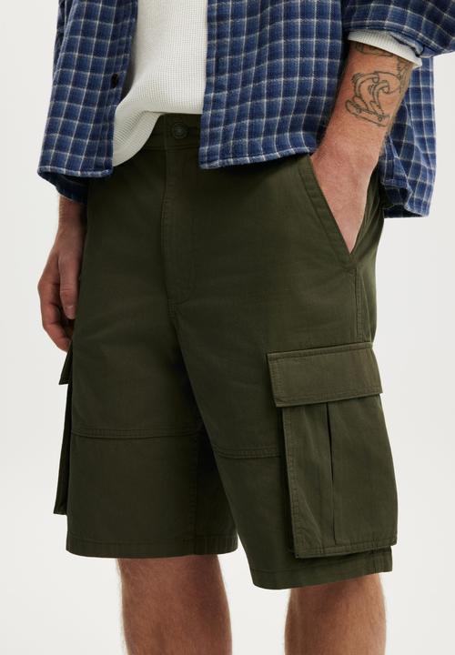 Cotton On - Baggy Cargo Short - Dark Military