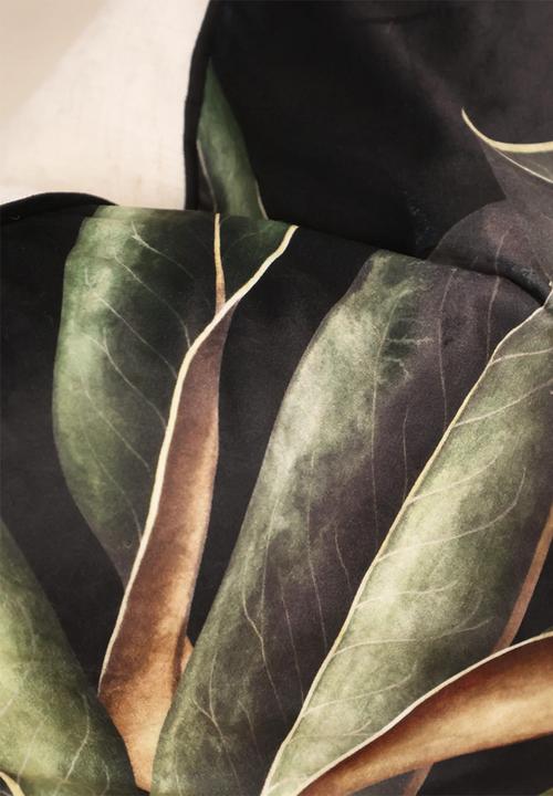 Noha - Velvet  Zama Leaf Scatter  