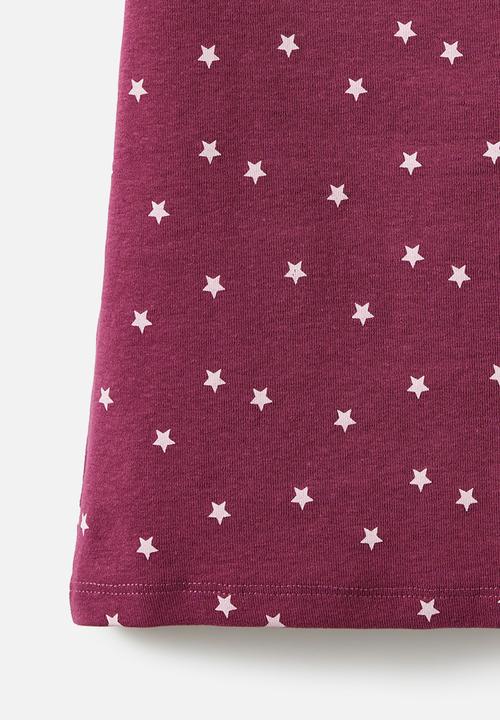 Cotton On - Fitted Short Sleeve Essential Boat Neck Tee - Berry Jam/Star Yardage