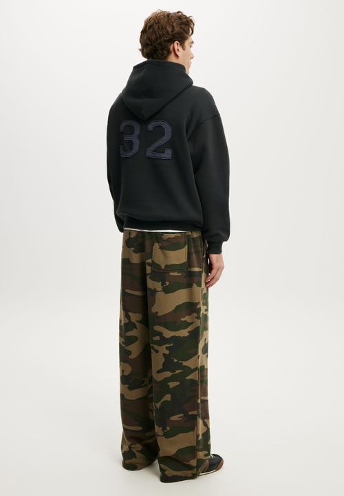 Cotton On - Super Baggy Track Pant - Forest Camo Wash