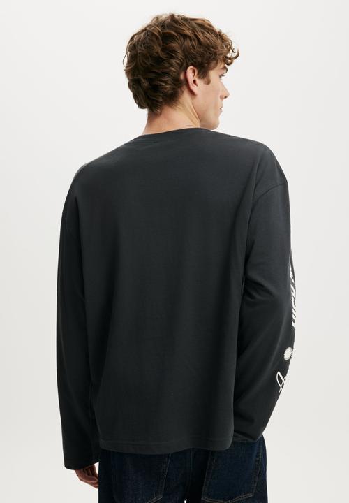 Cotton On - Regular Fit Graphic Long Sleeve T-shirt - Washed Black/Palomino