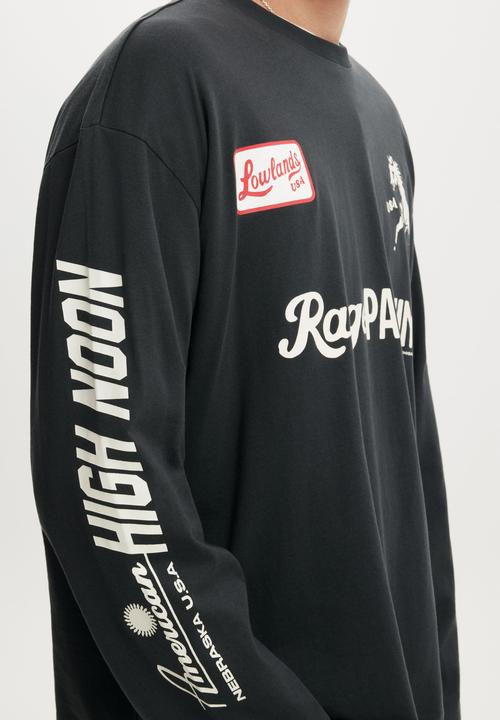 Cotton On - Regular Fit Graphic Long Sleeve T-shirt - Washed Black/Palomino