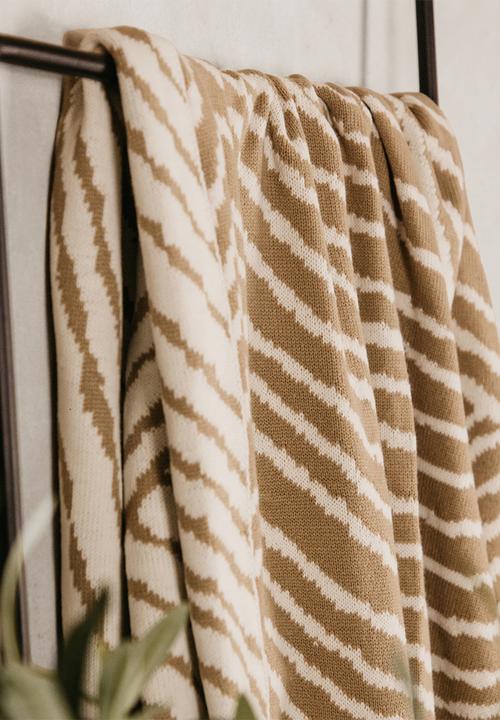 Noha - 150X180 Sublime Wave Natural And White Throw