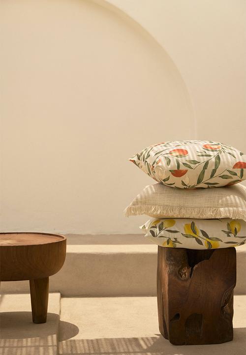 H&M - Patterned cushion cover - light beige/oranges