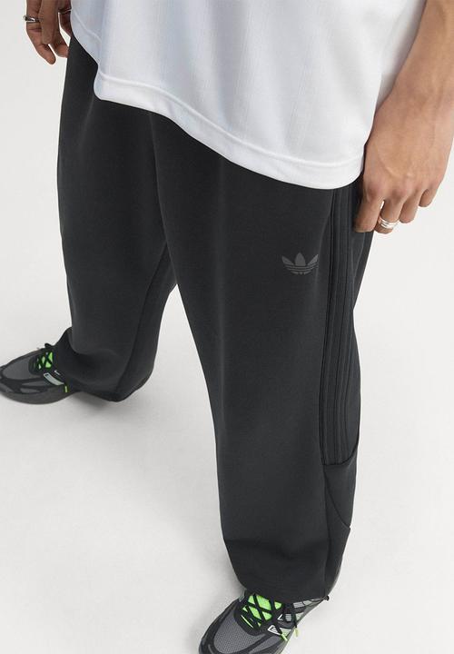 adidas Originals - Spacer Teamgeist 26 Cutline Open Hem Pants - Black