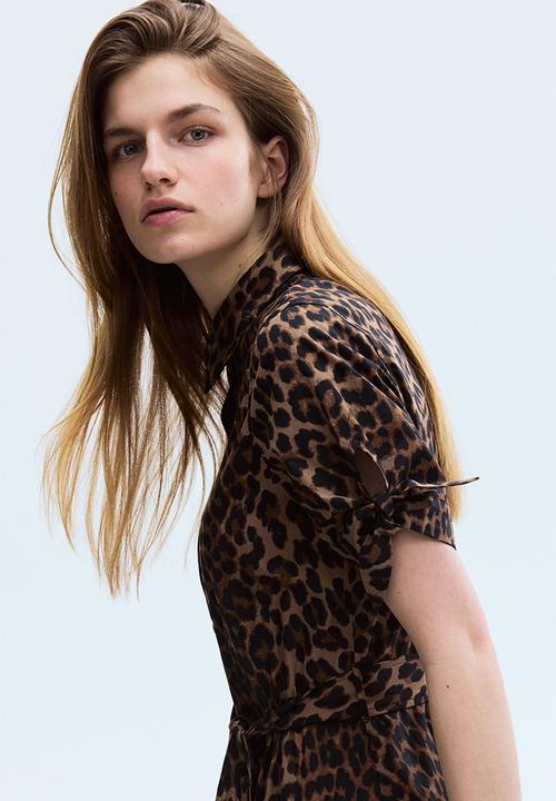H&M - Short-sleeved shirt dress - beige/leopard print