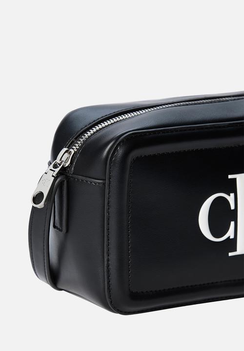 Calvin Klein - Bold ck camera bag -black/white