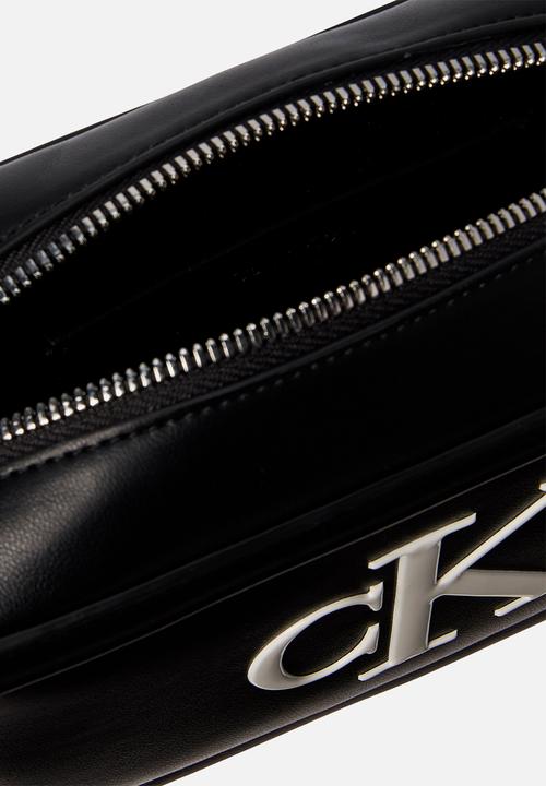 Calvin Klein - Bold ck camera bag -black/white
