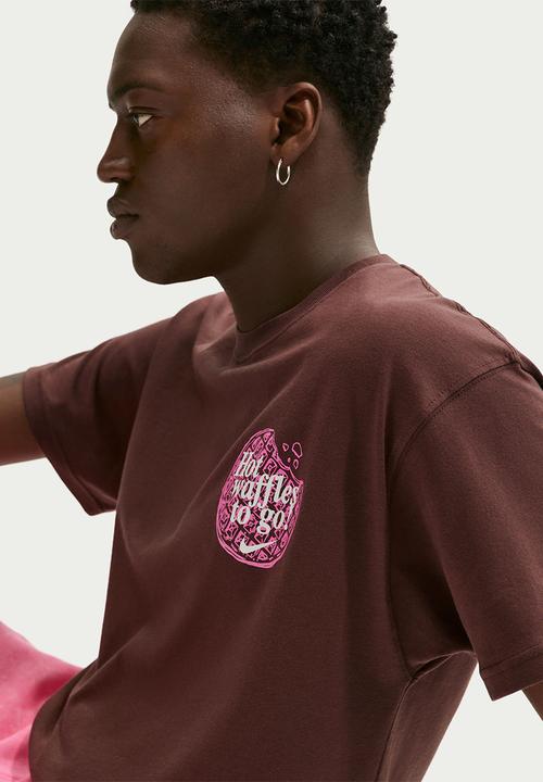 Nike - NSW  Waffle Graphic T-Shirt - Choc Brown/Pink