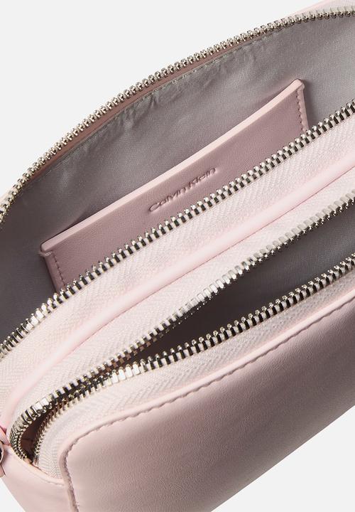 Calvin Klein - Webbing double strap camera bag -cradle pink