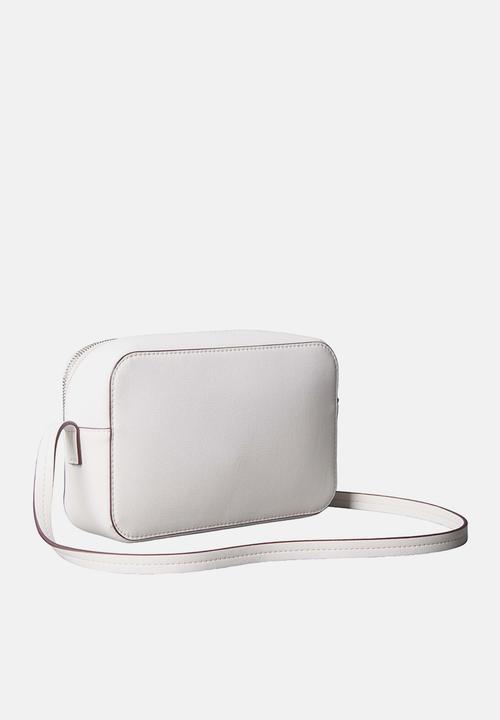 Calvin Klein - Foil logo elongated camera bag -white alyssum