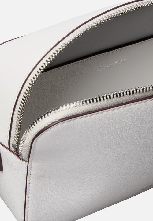 Calvin Klein - Foil logo elongated camera bag -white alyssum