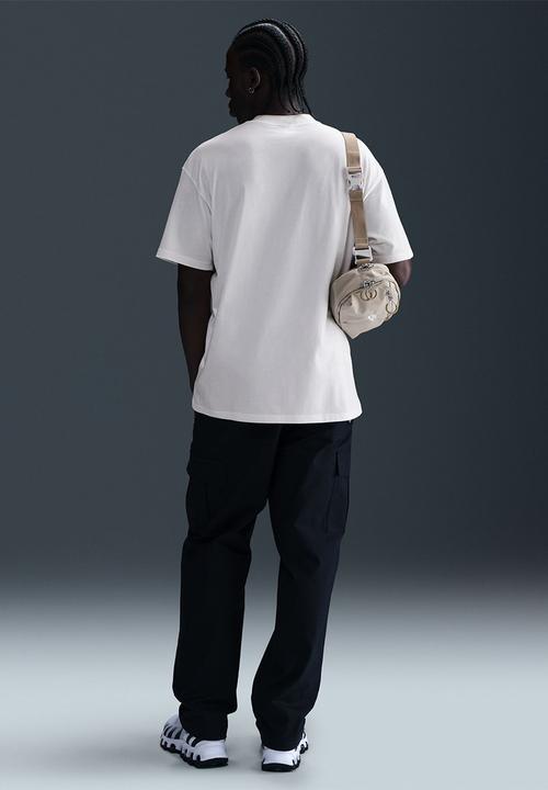 Nike - Nike Air T-Shirt in - White / Light Orewood Brown