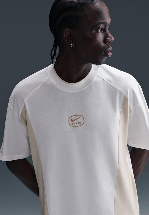 Nike - Nike Air T-Shirt in - White / Light Orewood Brown