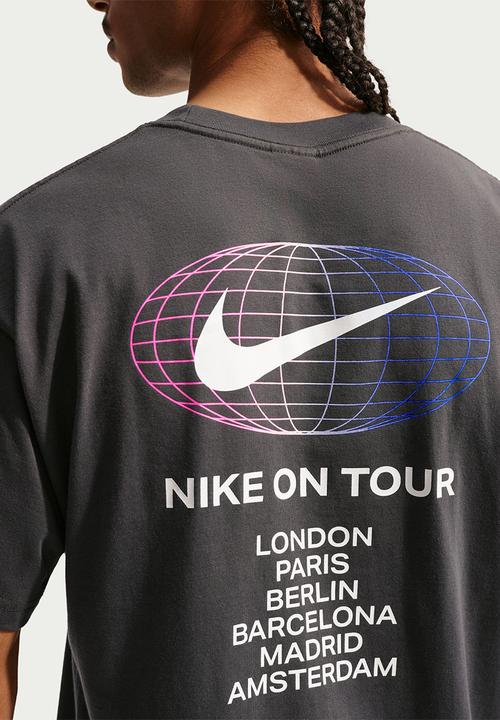 Nike - NSW Athletic World Tour T-Shirt -Grey