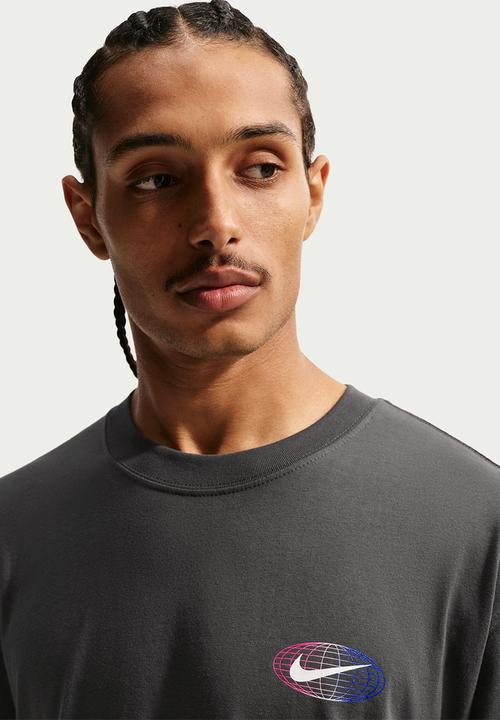 Nike - NSW Athletic World Tour T-Shirt -Grey
