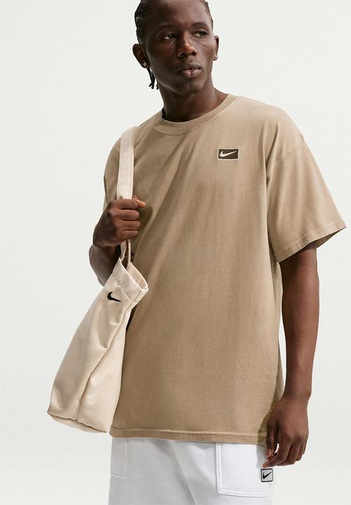 Nike - NSW Graphics SF  Tee - Parachute Beige