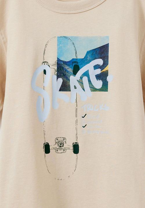 Cotton On - Essentials Graphic Short Sleeve Tee - Rainy Day/Skate
