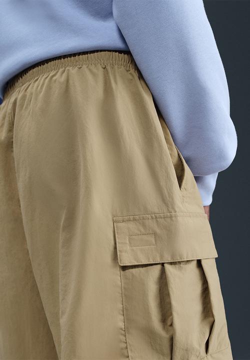 Nike - NSW Club  Utility Shorts - Parachute Beige/White