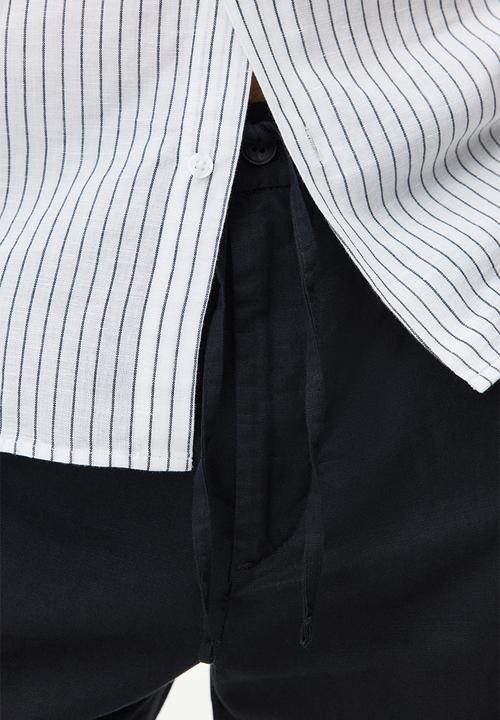 H&M - Regular fit linen-blend shorts - black