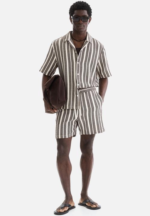 H&M - Regular fit shirt - dark brown/striped