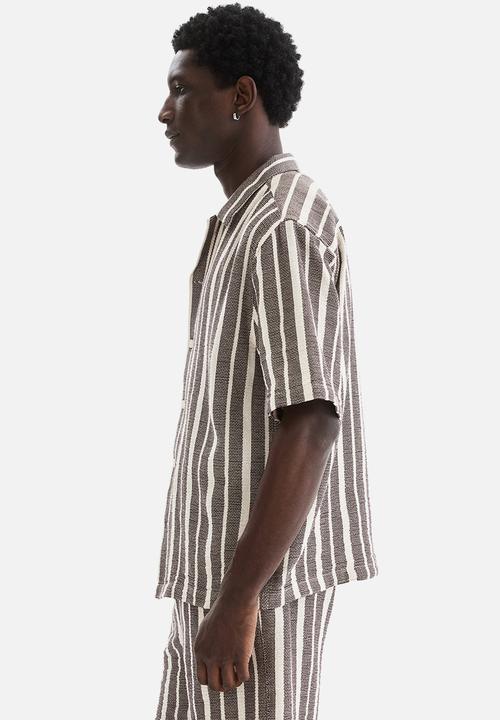 H&M - Regular fit shirt - dark brown/striped