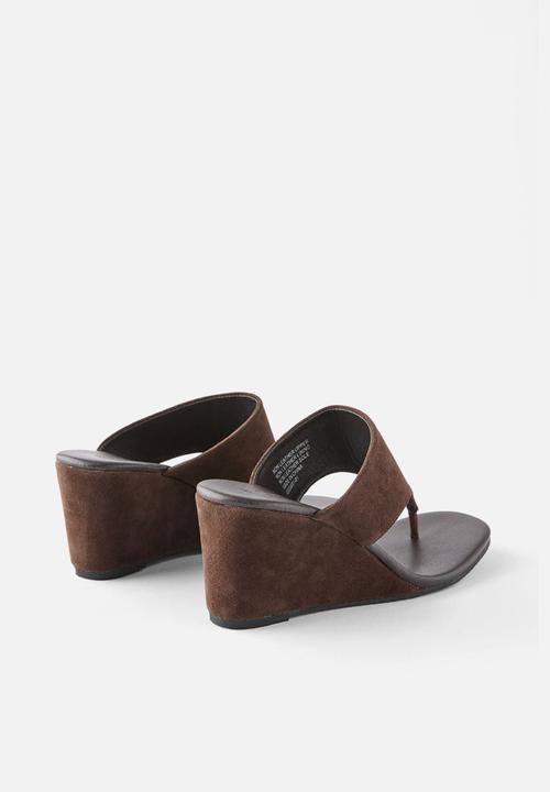 Cotton On - Bobbie flip flop wedge - choc micro