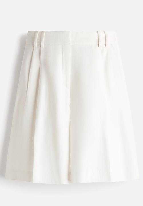 H&M - Tailored bermuda shorts - ivory