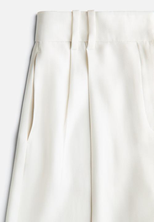 H&M - Tailored bermuda shorts - ivory