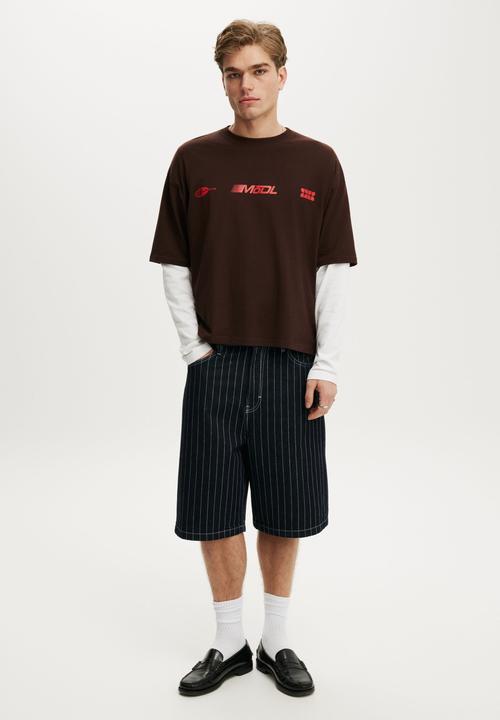 Cotton On - Cropped Fit Graphic T-shirt - Dark Oak/Global