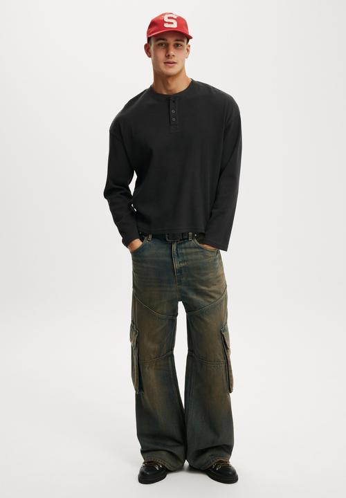 Cotton On - Relaxed Fit Textured Henley Long Sleeve - Washed Black Waffle