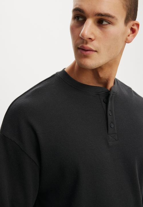 Cotton On - Relaxed Fit Textured Henley Long Sleeve - Washed Black Waffle