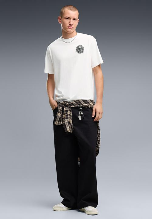 PUMA - GRAPHICS Relaxed Badge Tee - White