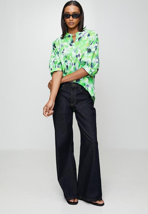 Stella Morgan - Half Sleeve Batwing Easy Wearing Printed Sheer Blouse With Back Button Stand Detail - Green
