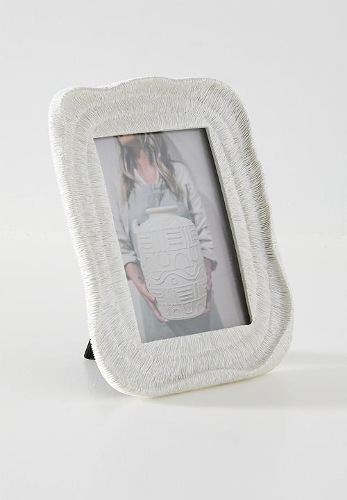 Sixth Floor - Textured resin Photo Frame White 13x18cm