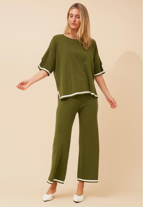 Izabel London - Set With Top S/S High Low Easy Wearing Crew Neck, Pant With Ankle Length Side Seam Slit - Khaki