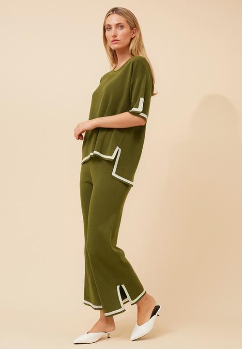 Izabel London - Set With Top S/S High Low Easy Wearing Crew Neck, Pant With Ankle Length Side Seam Slit - Khaki