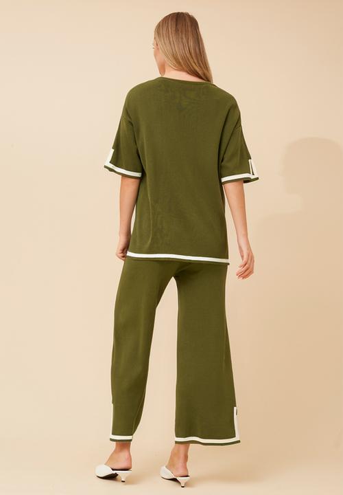 Izabel London - Set With Top S/S High Low Easy Wearing Crew Neck, Pant With Ankle Length Side Seam Slit - Khaki