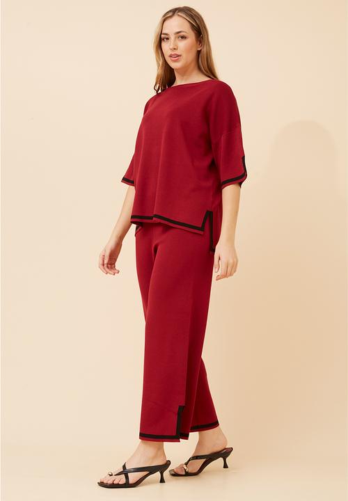 Izabel London - Set With Top S/S High Low Easy Wearing Crew Neck, Pant With Ankle Length Side Seam Slit - Red